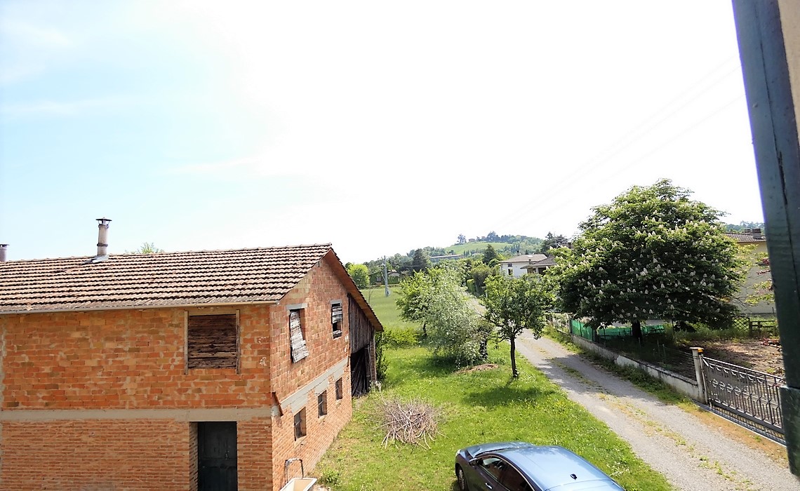 VIGNALE con ampio terreno pianeggiante