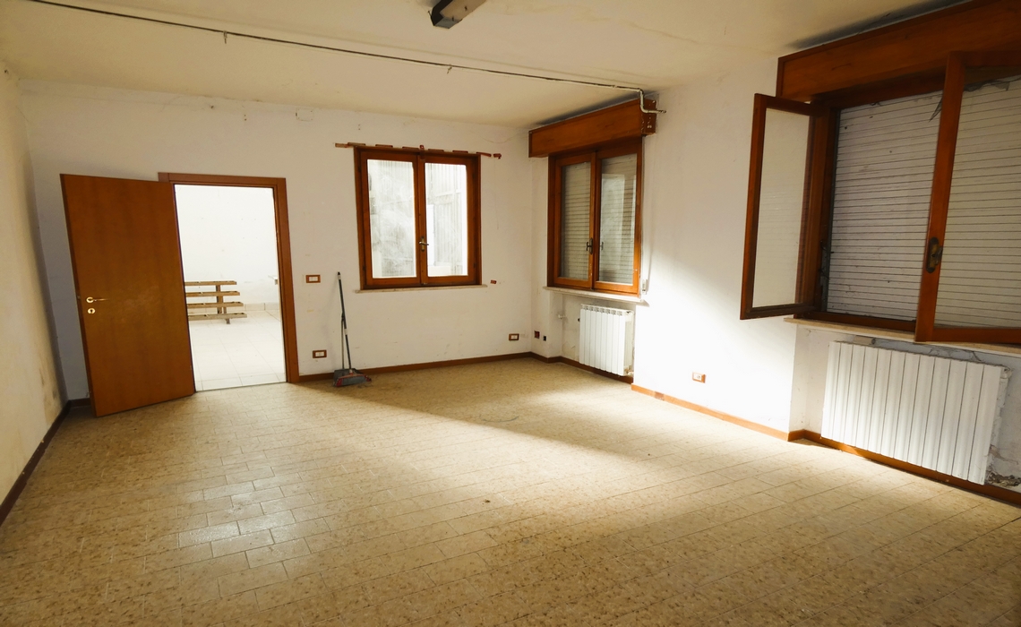 SORBOLO capannone con appartamento