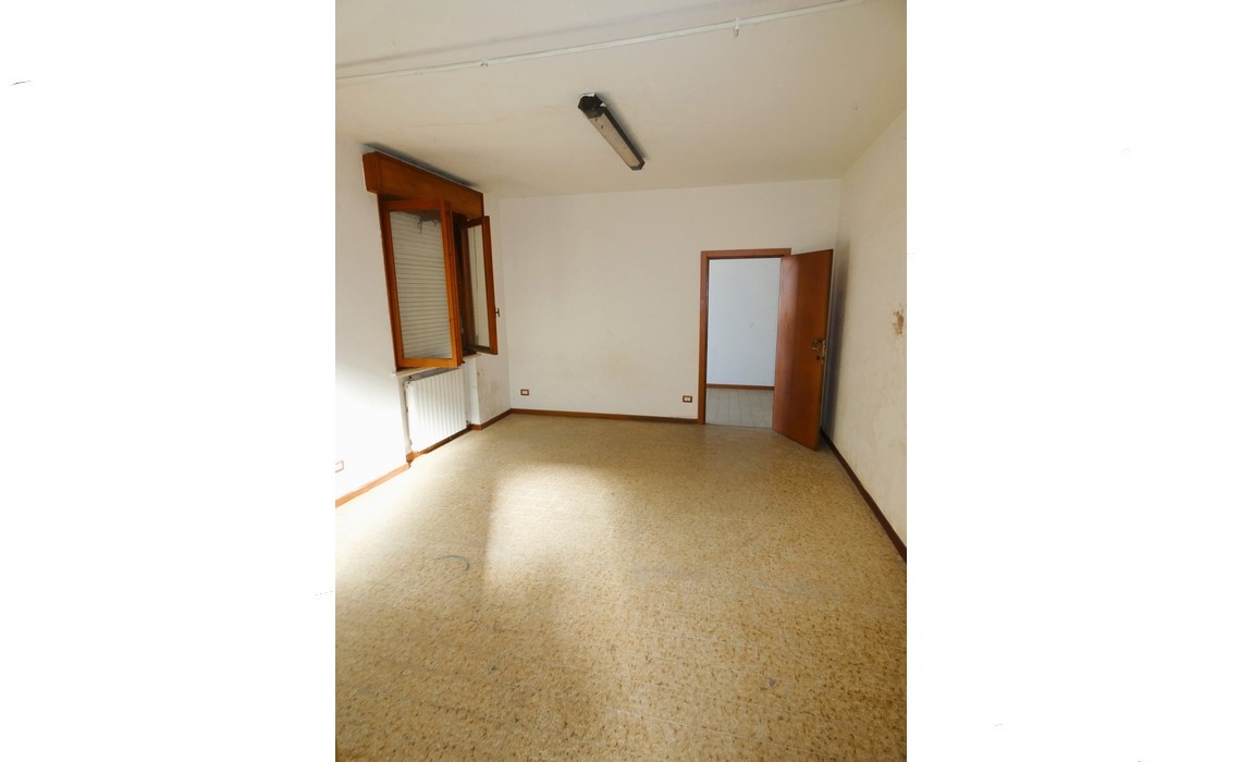 SORBOLO capannone con appartamento